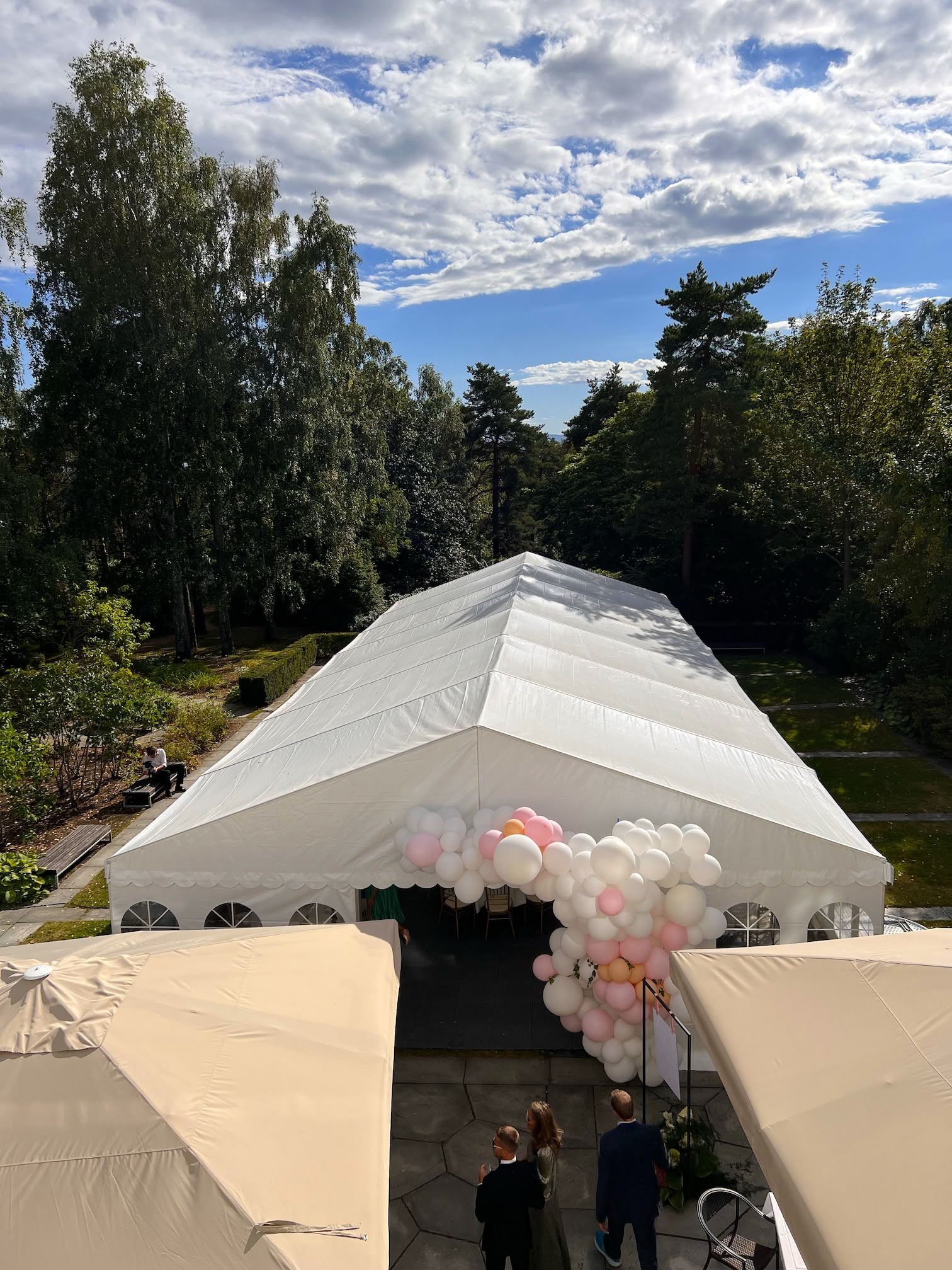 bryllup i den engelske hagen på villa grande