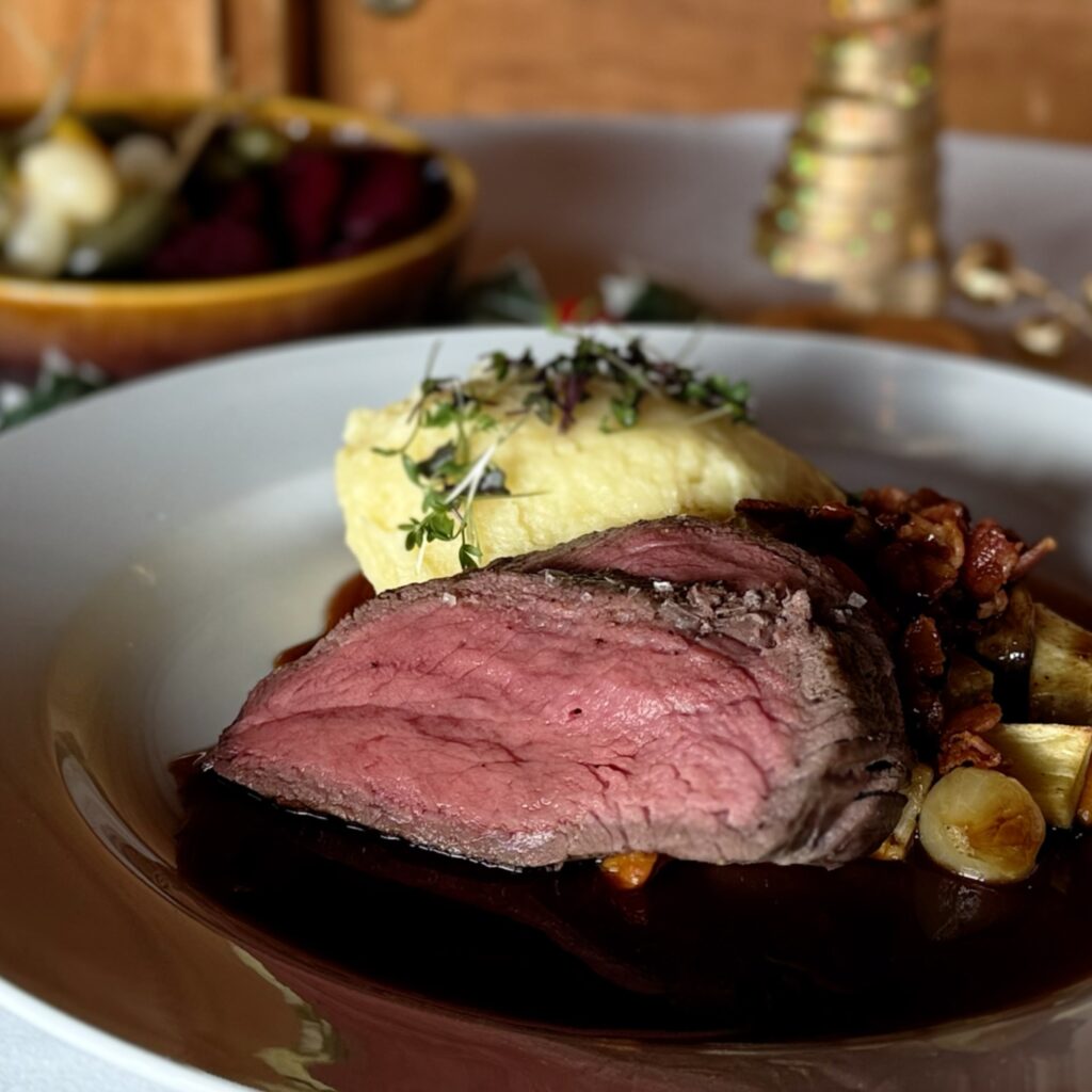 Indrefilet av storfe, saus boeuf bourguignon, potetpuré, syltede grønnsaker