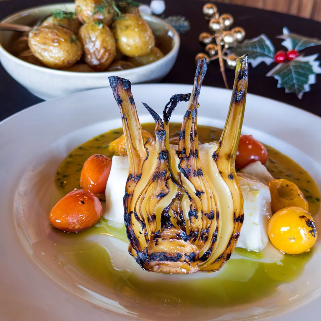 Ovnsbakt torsk, safransaus med gressløk, løpstikke, ørretrogn, hvitvinsposjert fennikel, kokt potet