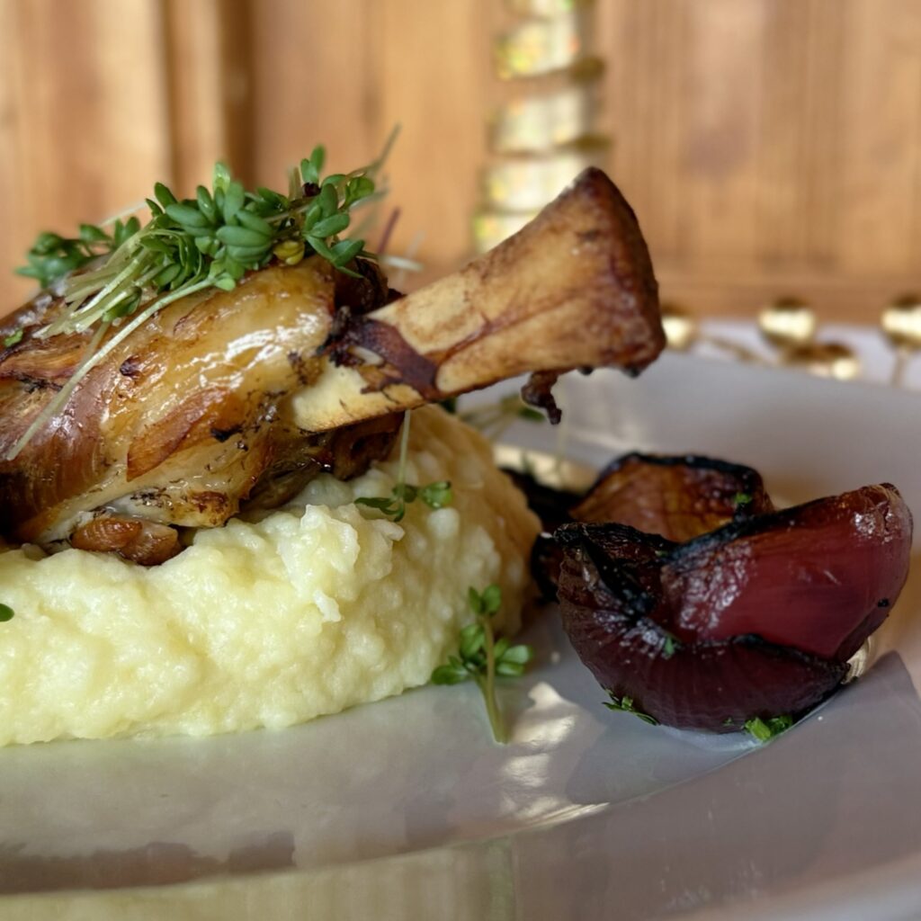 Pig-wings, potetpuré, stekt syltet rødløk, pepperrotsaus