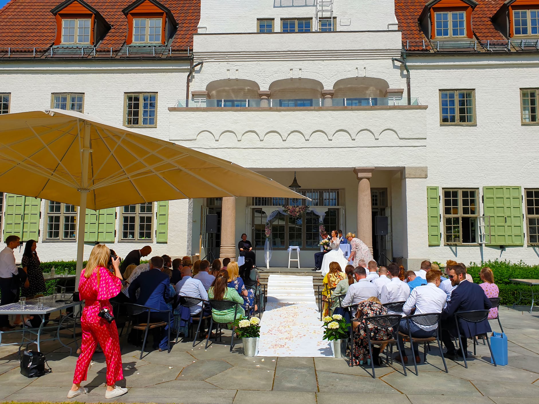bryllup i den engelske hagen på villa grande